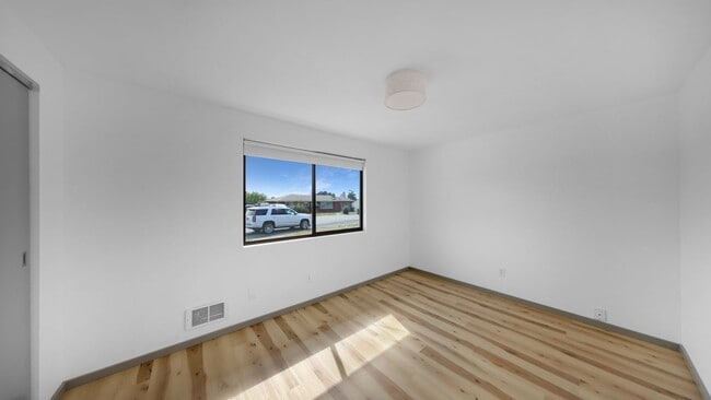 Building Photo - 3 Bed 1 Bath - Remodeled - Pet per Approva...