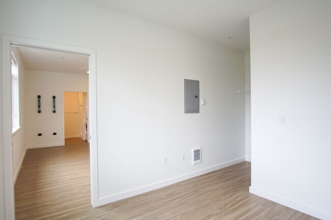 Building Photo - Top Floor 1-Bed w/Condo-Grade Finishes & $750 OFF!