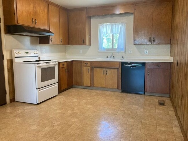 Building Photo - Turlock Country Living 3 Bedroom 2 Bath Home