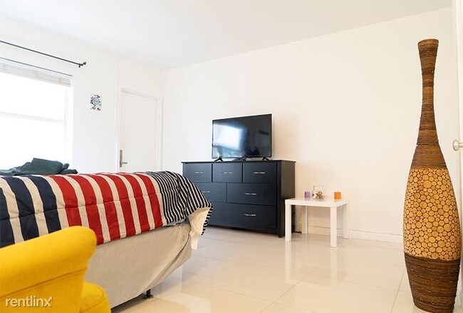 Building Photo - Studio, 1 bath  - 4605 N Ocean Dr