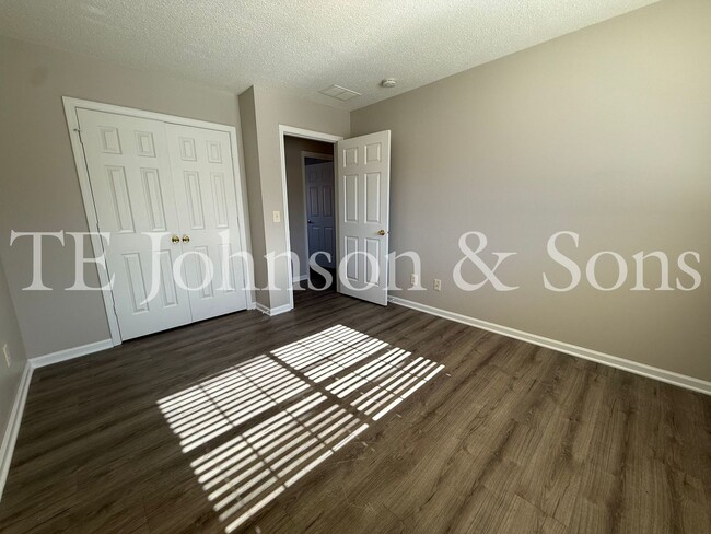 Building Photo - Spacious 4 Bedroom Home with Modern Comfor...