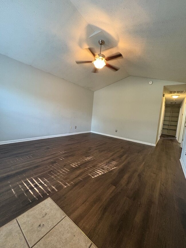 Building Photo - Spacious 3 Bed 2 Bath Home With Garage!!