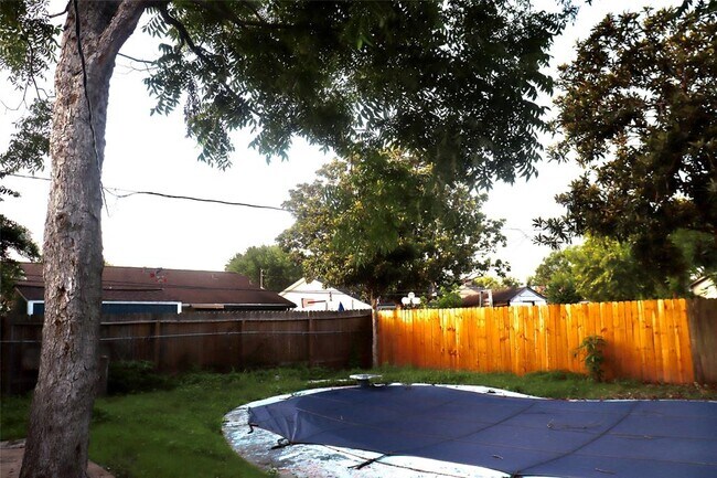 Building Photo - 6122 Heatherbrook Dr