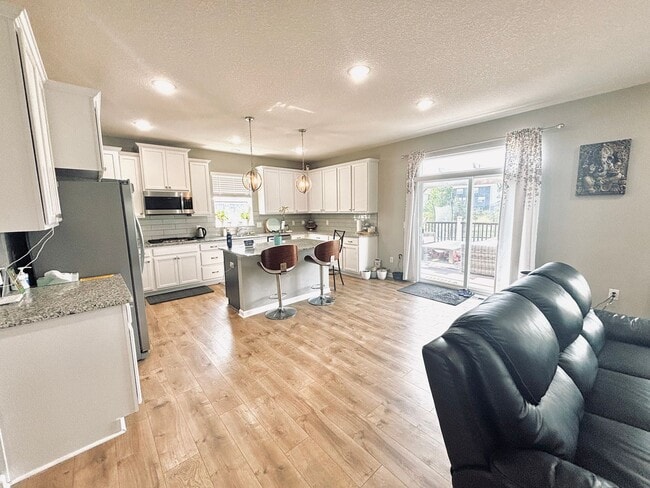 Building Photo - Stunning 5bed/3 1/2 bath Home in Shakopee!