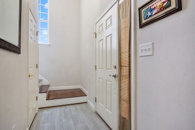 Building Photo - Stunning and Spacious 3 Bedroom 2.5 Bath C...