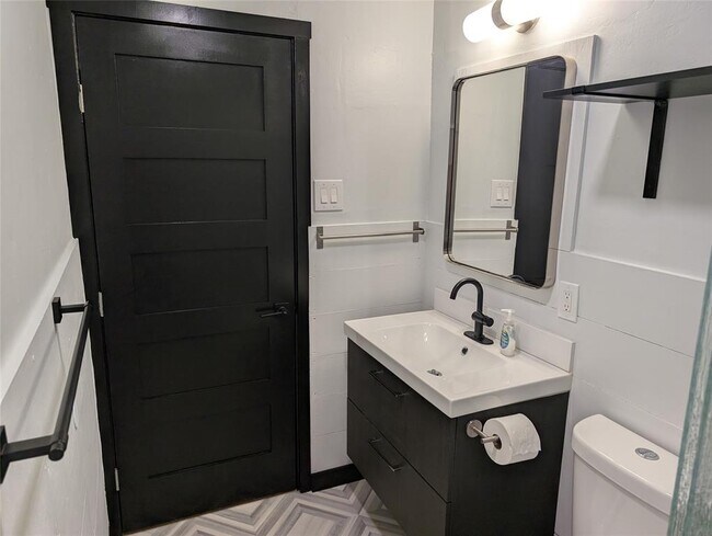 Building Photo - 6915 Providence Ave