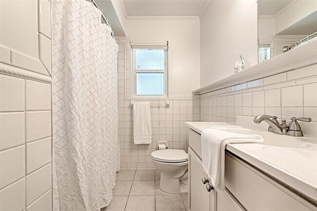 Building Photo - 3042 Newcastle Dr
