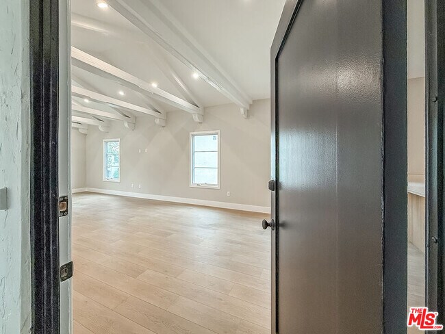 Building Photo - 150 N Arnaz Dr
