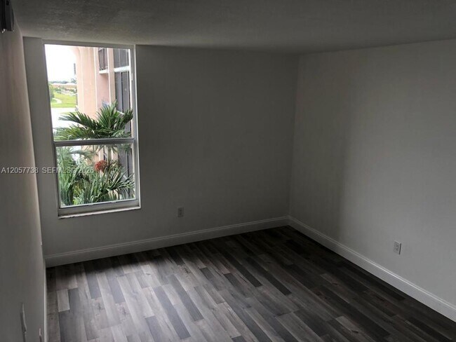 Building Photo - 9682 Fontainebleau Blvd