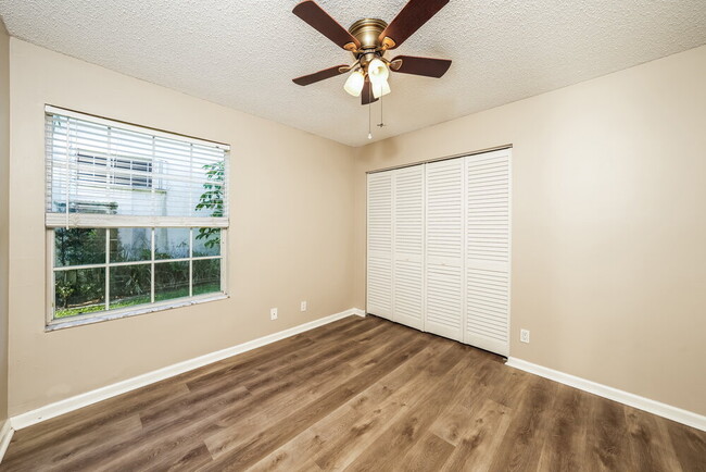 Building Photo - 984 Lake Breeze Dr