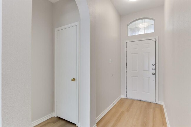 Building Photo - 927 Picadilly Dr