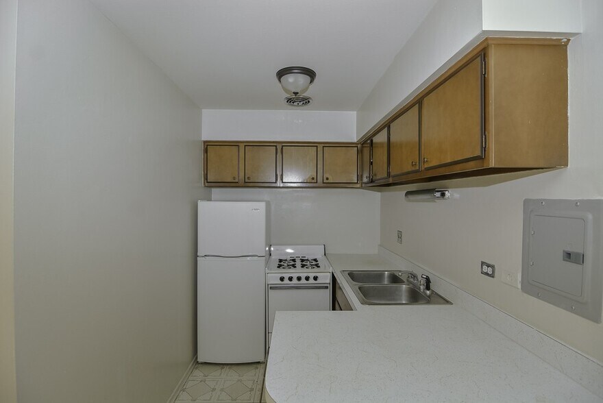 Building Photo - 663 W Wrightwood