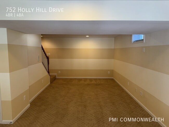 Building Photo - 752 Holly Hill Dr