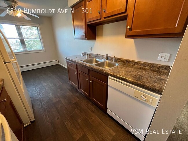 Building Photo - Spacious 2 Bedroom 1 Bathroom Unit - Avail...