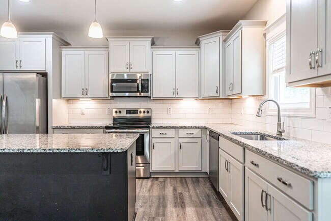 Building Photo - 643 Lilac Ln
