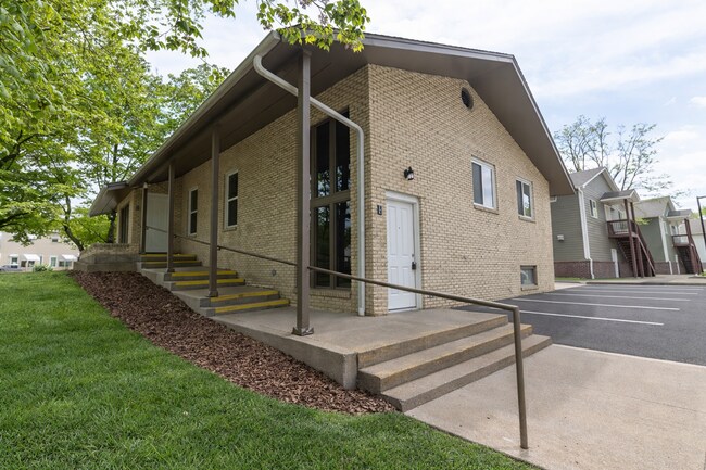 Building Photo - 1415 Paris Rd