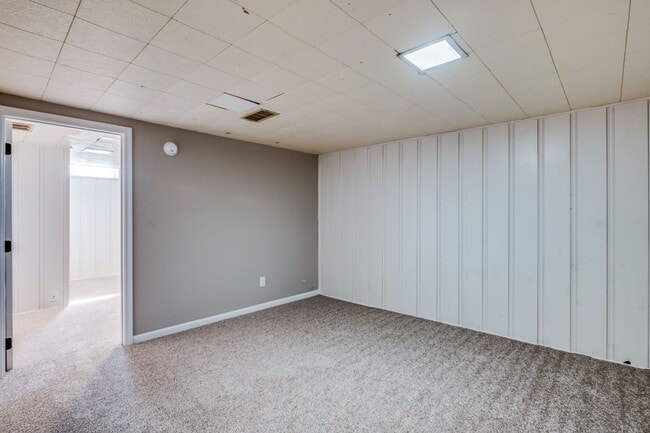 Building Photo - Charming Southeast 3 Bedroom, 1 Bathroom with bonus room