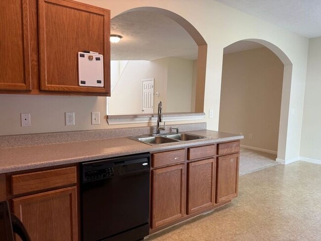 Building Photo - Brentwood - SPACIOUS 3 Bedroom Townhome in Beautiful Neighborhood