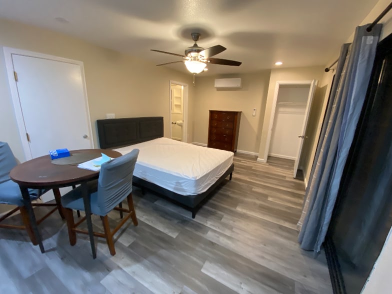 Building Photo - 447 Warwick Dr