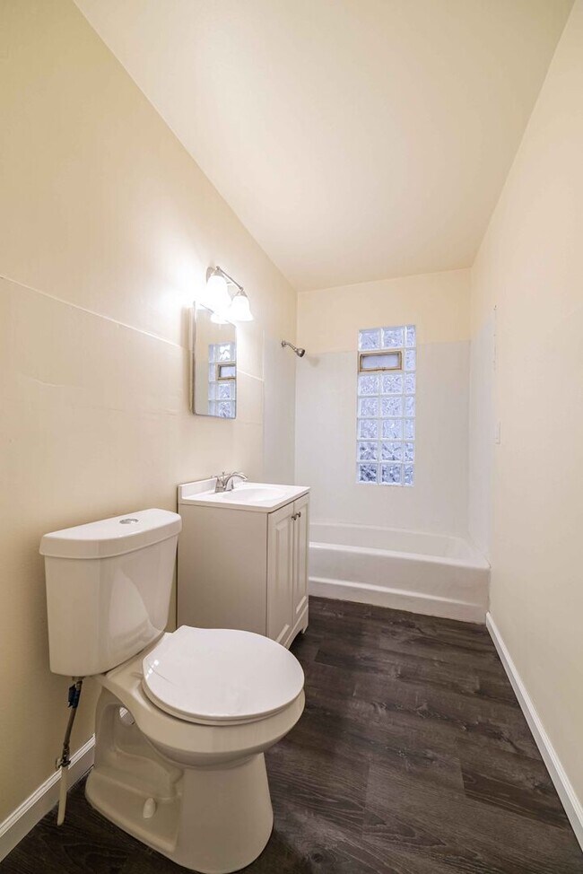 Building Photo - $1300 - Spacious Hamtramck home