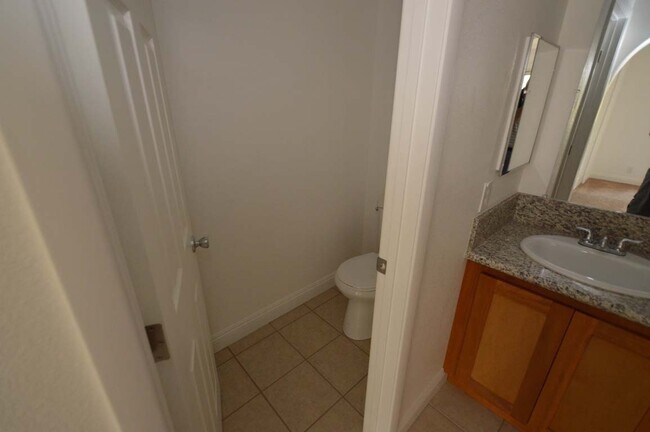 Building Photo - A Spacious and Stylish 2 Bed / 2 Ba Condo Gated Community