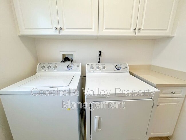 Building Photo - 532 Calle Vibrante