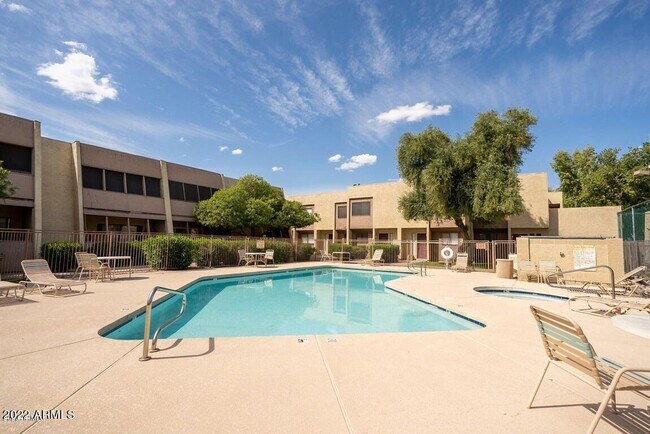 Building Photo - 626 W 14th St