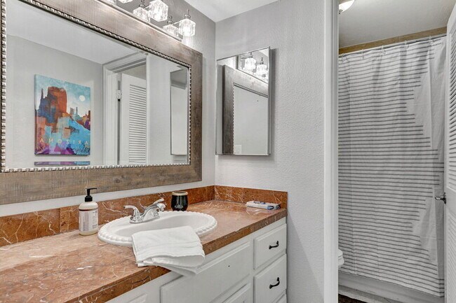 Building Photo - 8055 E Thomas Rd