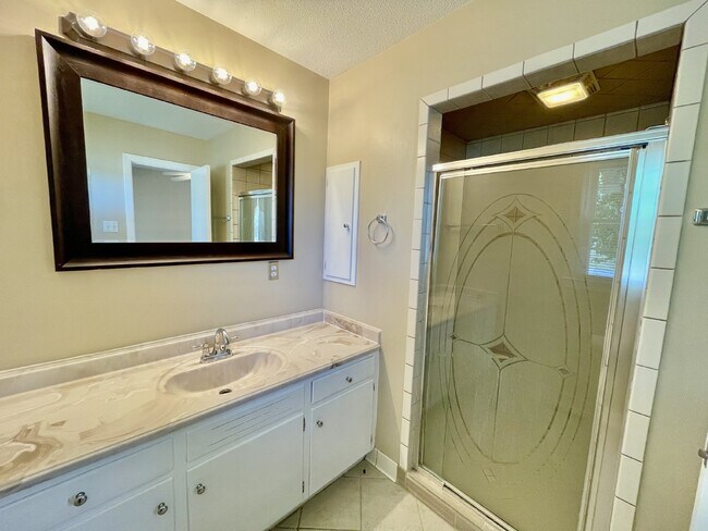 Building Photo - 4 Bed, 2 Bath Nest In Cottonade Close To Base