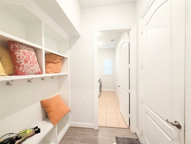 Building Photo - 6610 Lake Oasis Dr