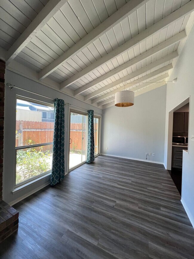 Building Photo - 3 Bedroom Condo Available Now