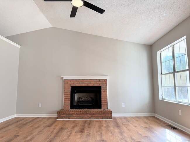 Building Photo - Located in Carrollton!!!