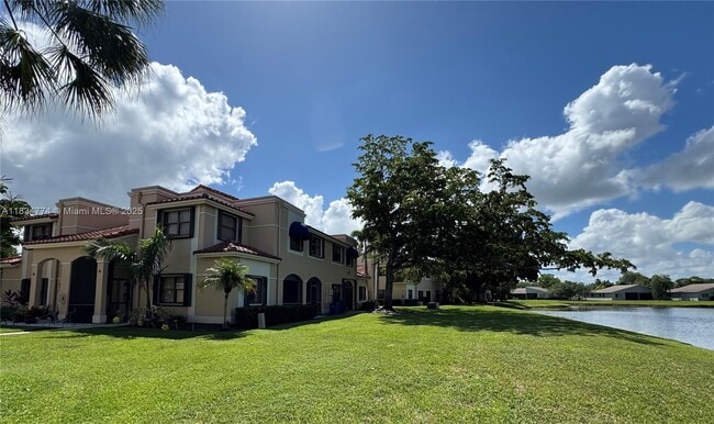 Building Photo - 573 Racquet Club Rd