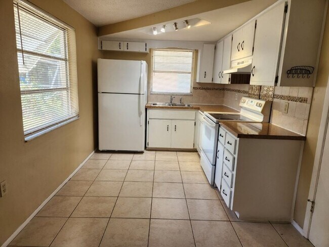 Building Photo - Beautiful 2/1/1 1034 Sq. Ft. with open flo...