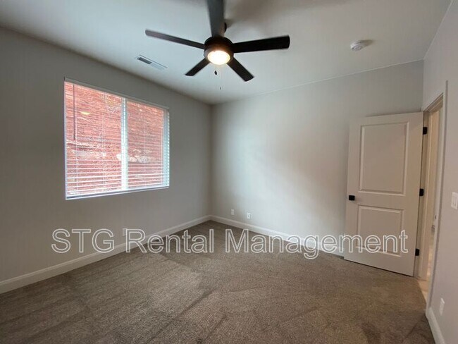 Building Photo - 840 Twin Lakes Dr