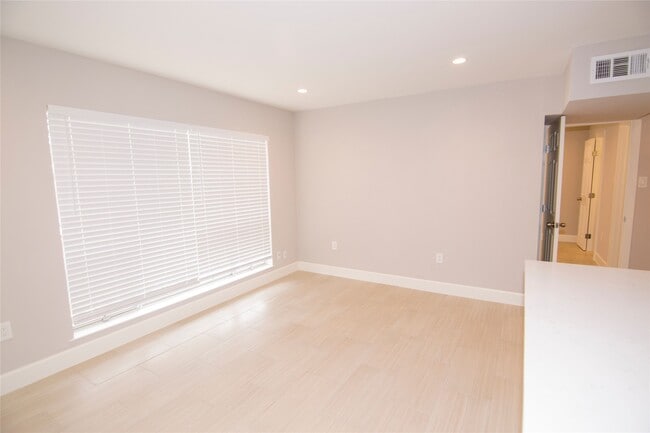 Building Photo - 2201 Fountain View Dr