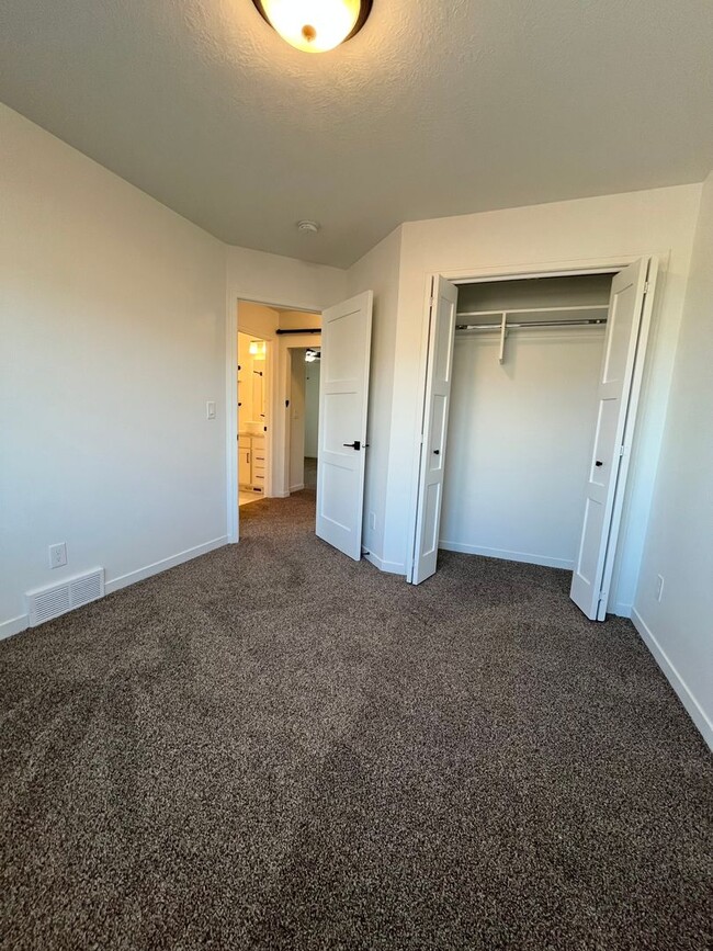 Building Photo - 4 Bed/3.5 Bath with 4 Stall Heated Garage!