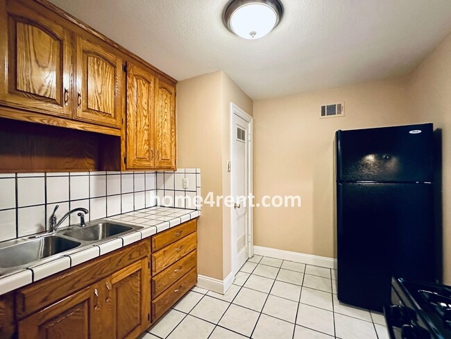 Building Photo - Adorable Ranch in Roeland Park w/ Wood Flo...