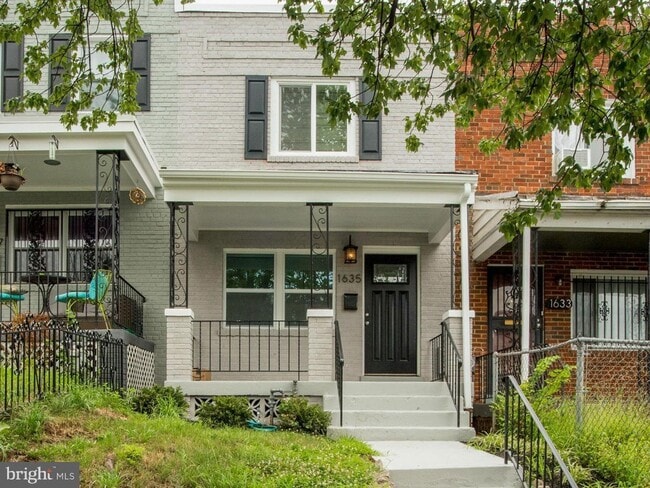 Primary Photo - Single Family Home w/ Beautiful Outdoor Patio