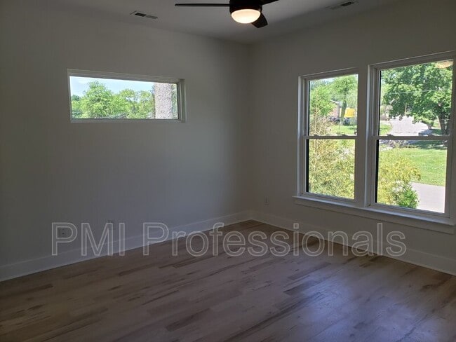 Building Photo - 215 Eisenhower Dr