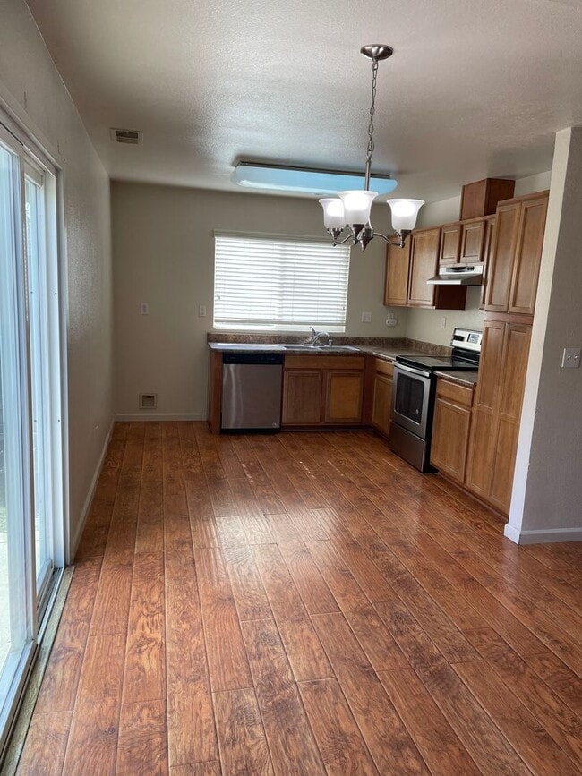 Building Photo - Move-in Ready!