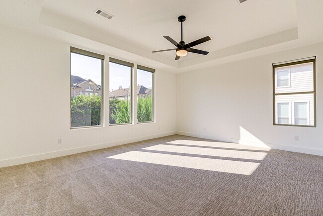 Building Photo - Modern luxury home in well established inn...