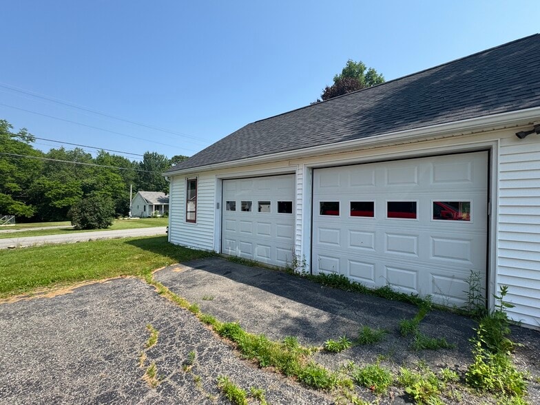 Building Photo - 63 School House Rd