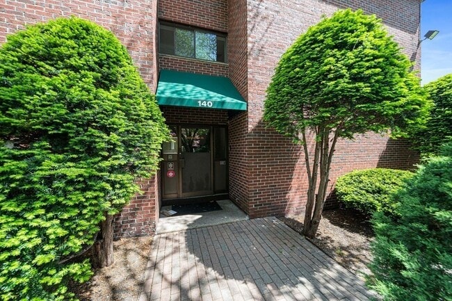 Building Photo - 140 Kenrick St