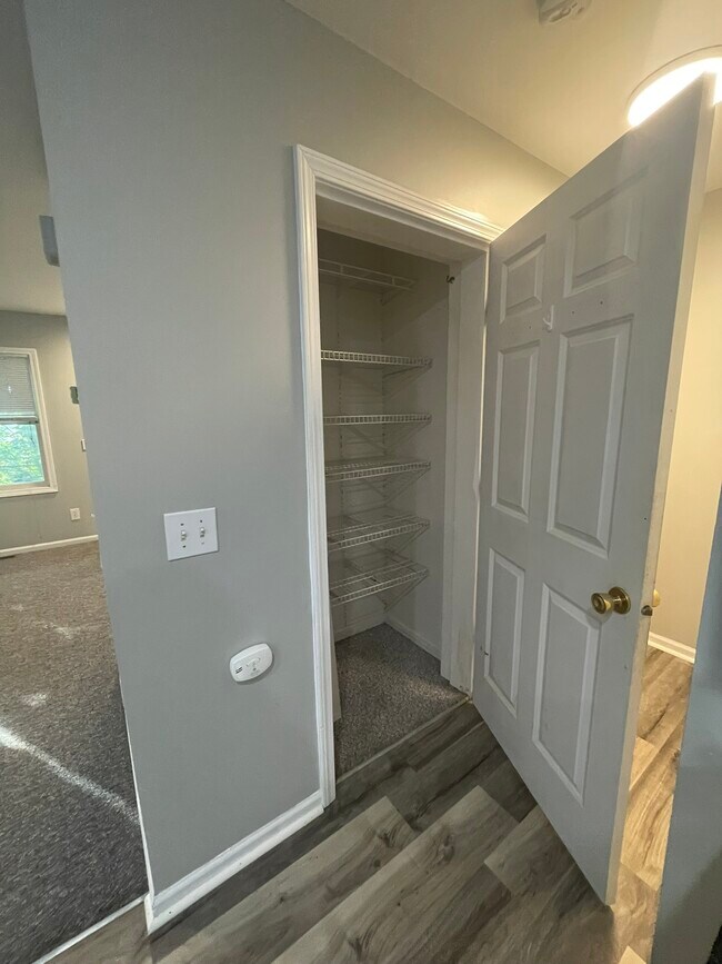 Building Photo - 210-232 Brookridge Ct