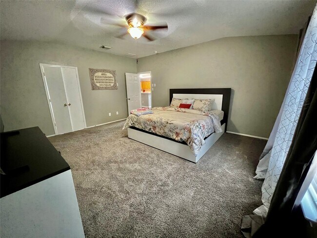 Building Photo - 9610 Serenata Ct