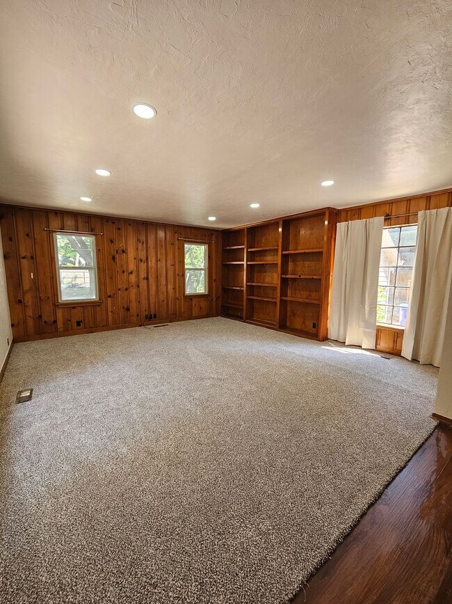 Building Photo - (4) Bed, (3) Bath with (2) Living Areas Av...