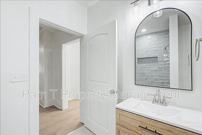 Building Photo - 615 W 39th St