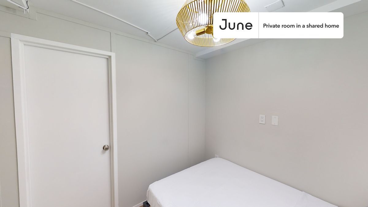 Building Photo - Room in Shared 3 bed/1 bath home