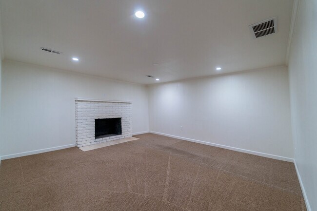 Building Photo - 5411 N Oak St